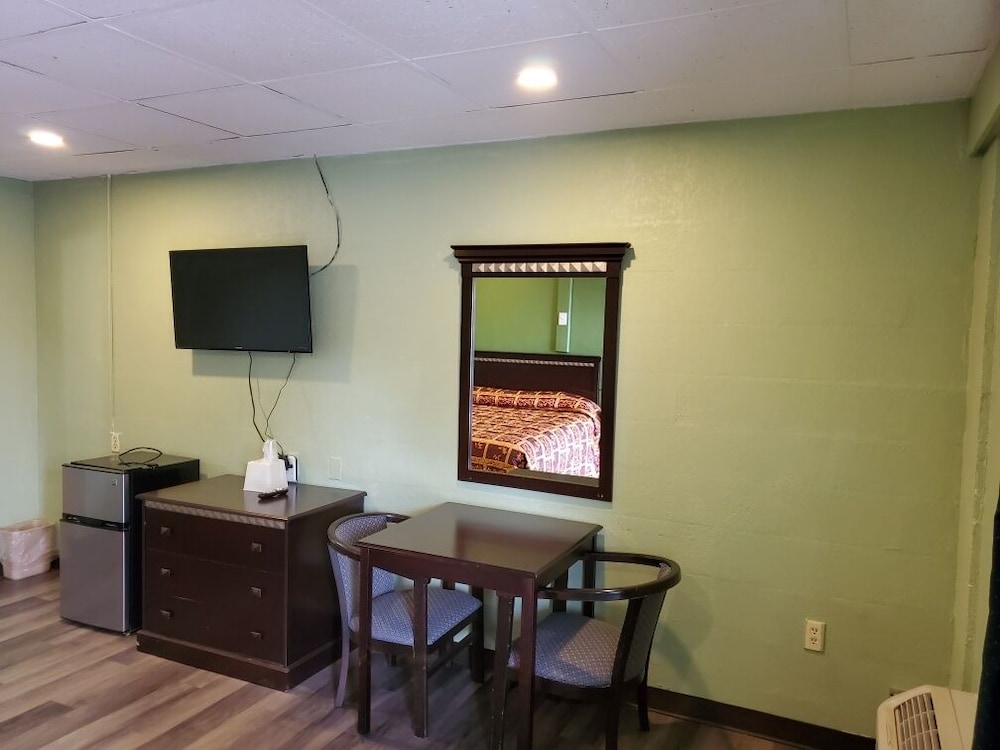 Basic Room, 1 King Bed