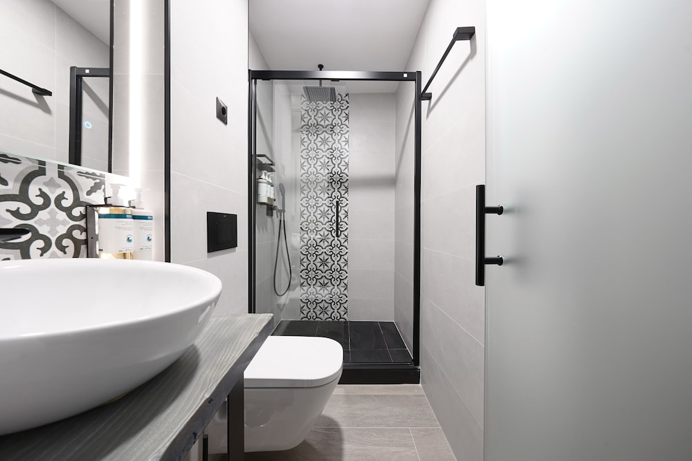 Medium Studio with Kitchenette - Photo 8