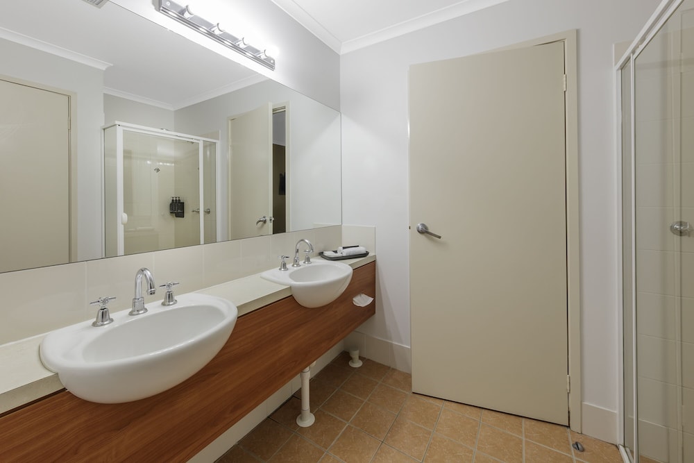 Deluxe King Suite photo 2
