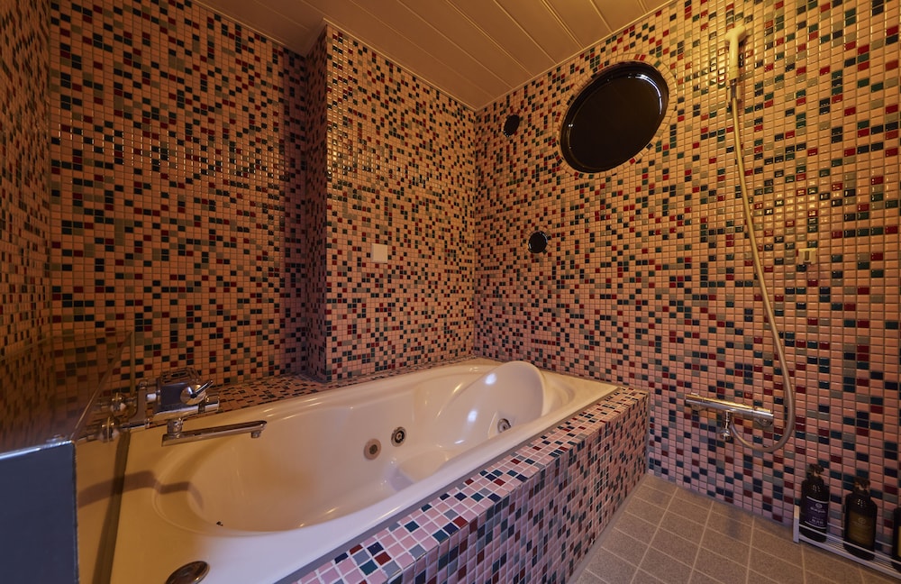 Queen Bedroom - C photo 2