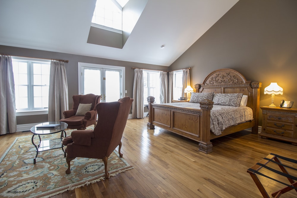 Superior Cottage, 1 King Bed photo 1