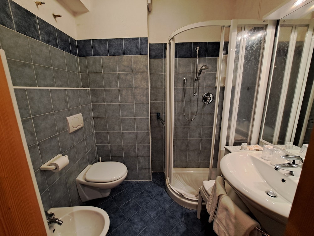 Classic Triple Room, Balcony, Lake View photo 2