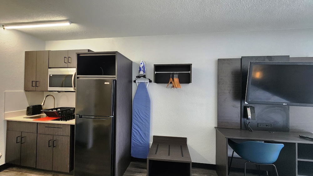 Standard Room, 1 King Bed, Non Smoking, Kitchen - Photo 1