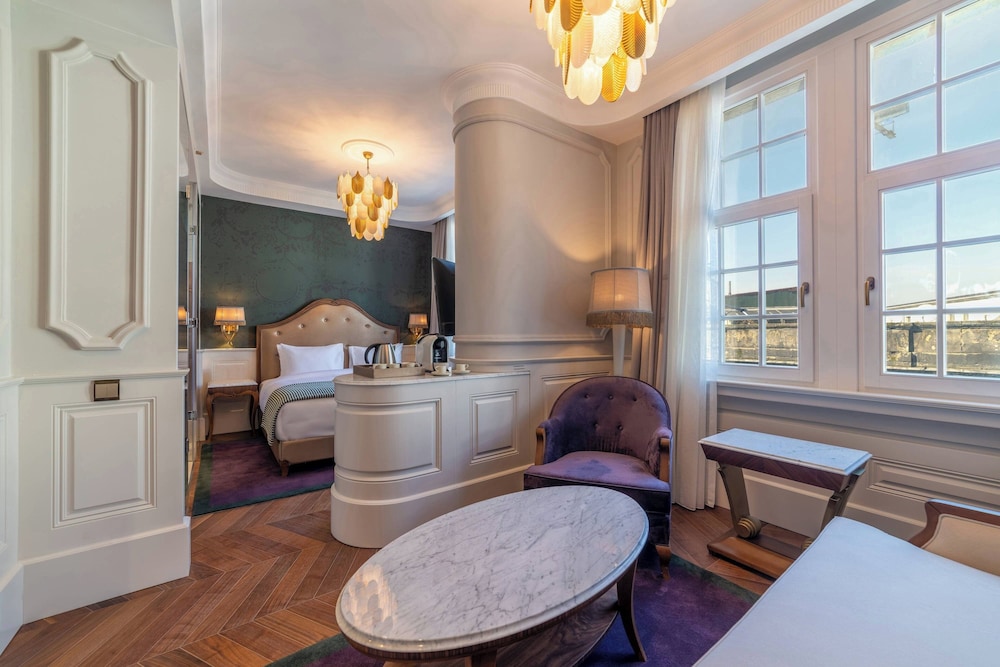 Grand Room, 1 King Bed photo 1