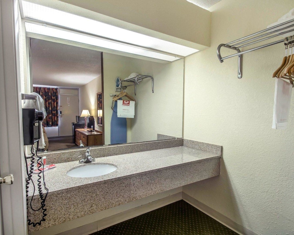 Standard Room, 1 King Bed, Smoking - Photo 6