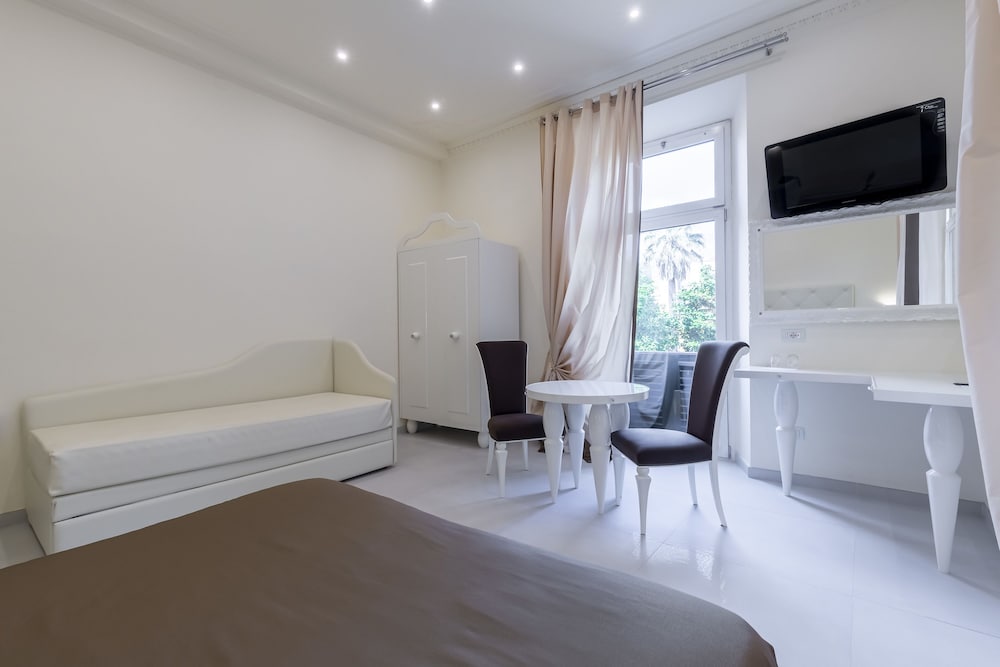 Quadruple Room - Photo 11
