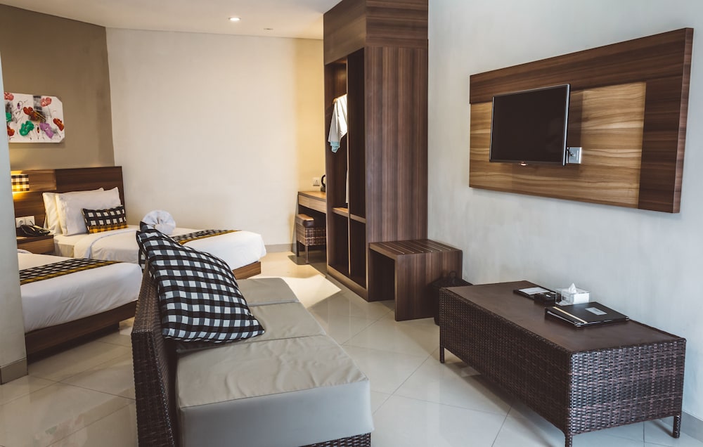 Family Room, 2 Bedrooms - Photo 3