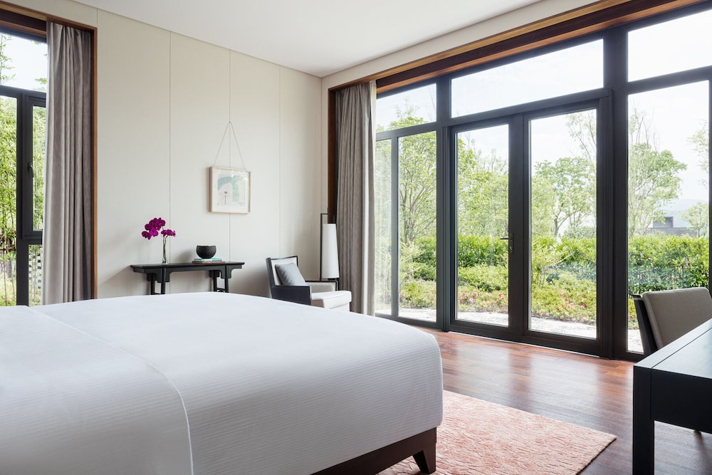 Deluxe Room, 1 King Bed, Garden View - Photo 1