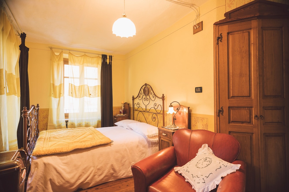 Design Triple Room, Balcony, River View (Yellow) photo 1