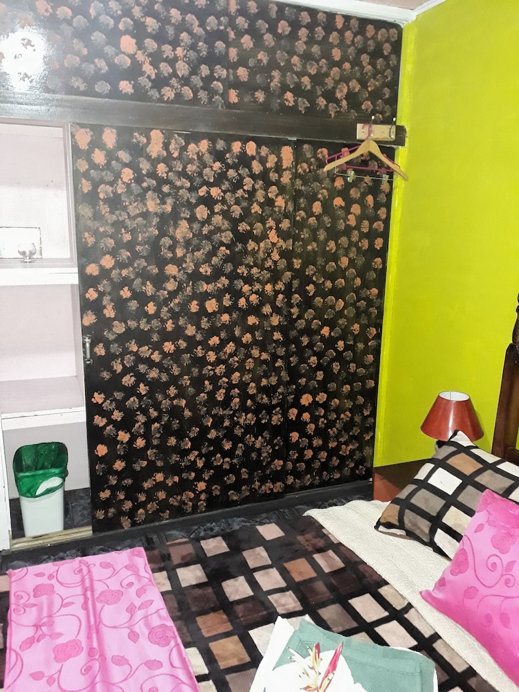 Basic Double Room, 1 Double Bed, Shared Bathroom photo 3