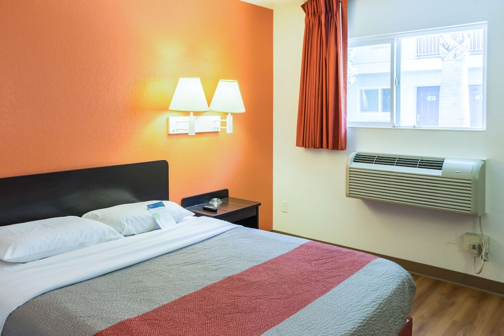 Standard Room, 1 Queen Bed, Non Smoking photo 3