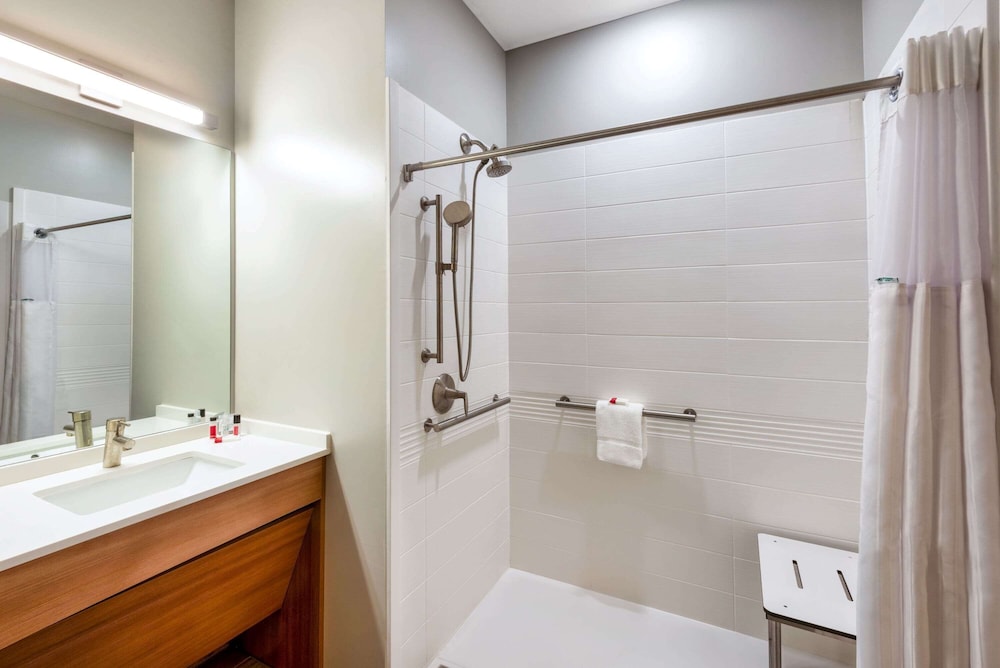 Room, 1 Queen Bed, Accessible, Non Smoking (Mobility,Hearing Impaired) - Photo 4
