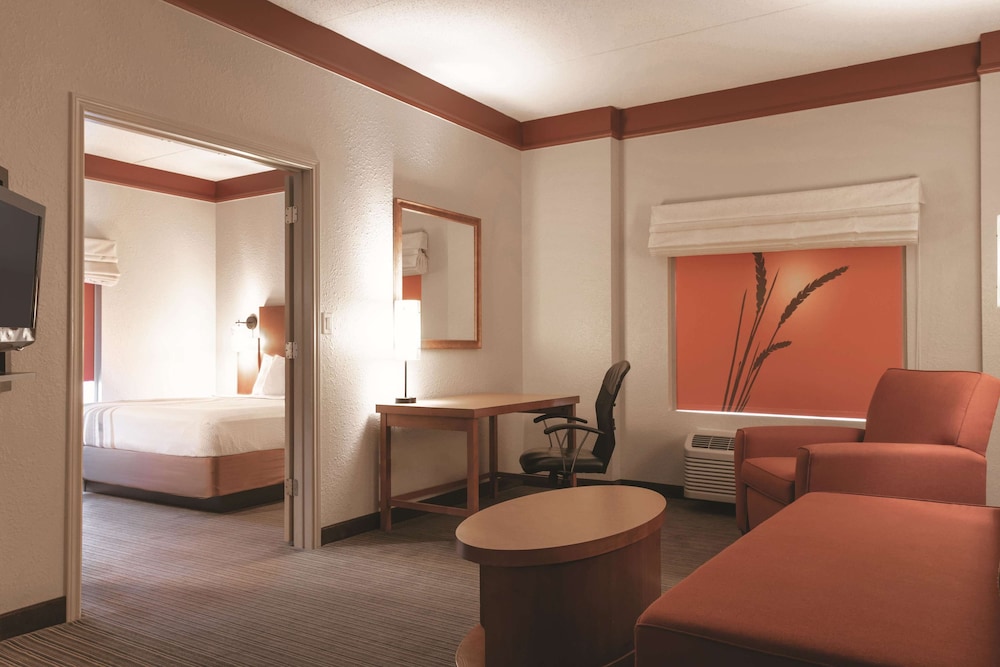 Suite, 1 King Bed, Non Smoking - Photo 3