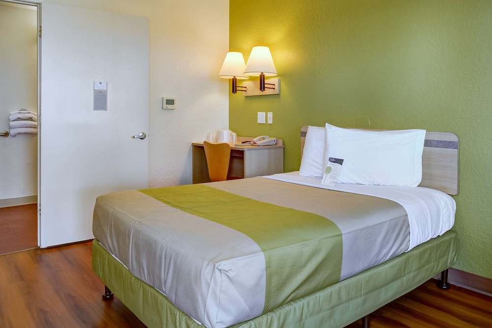 Premium Room, 1 Queen Bed, Non Smoking, Refrigerator photo 1
