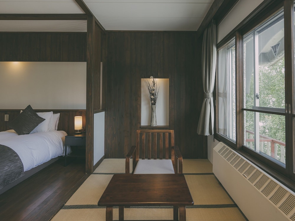 Japanese Modern Room with 2 single beds - Ski slopes View - Toilet only, Non Smoking photo 2