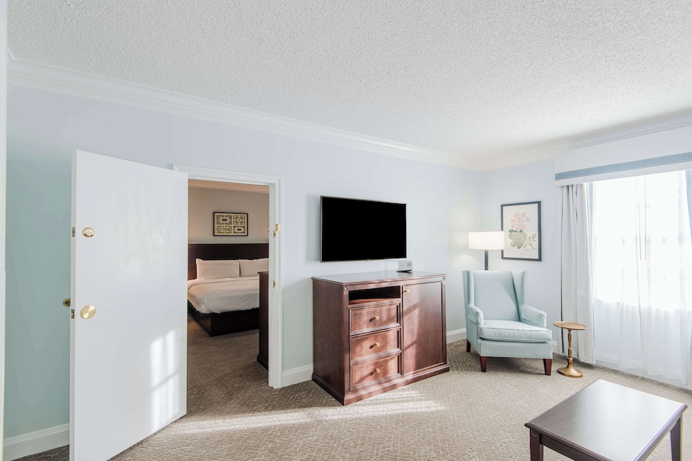 Suite, 1 King Bed, Accessible (Hearing) photo 2