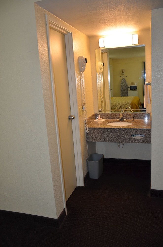 Standard Room, 1 Queen Bed - Photo 7
