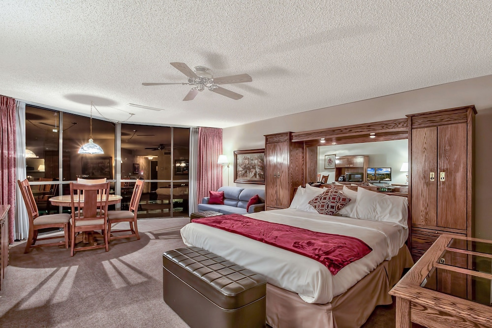 Deluxe King Room, 1 King Bed with Sofabed photo 1