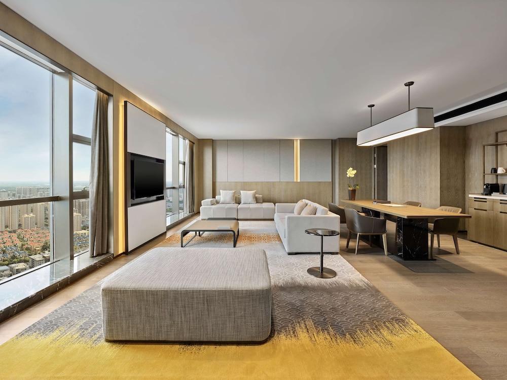 Deluxe Suite, 1 King Bed (Chairman)