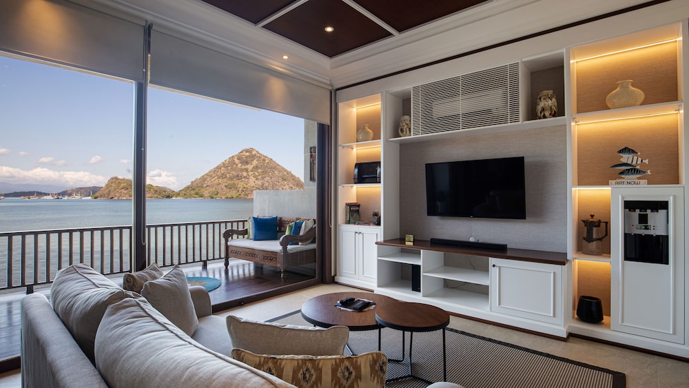 Executive Oceanfront Residence