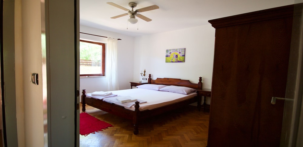 Family Apartment, 1 Bedroom, Bathtub, Partial Sea View photo 2