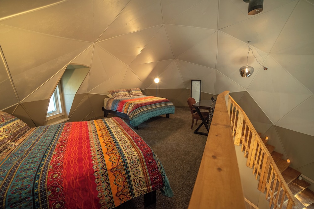 Family Cottage, 2 Queen Beds - 8 Minutes from Main Lodge photo 2