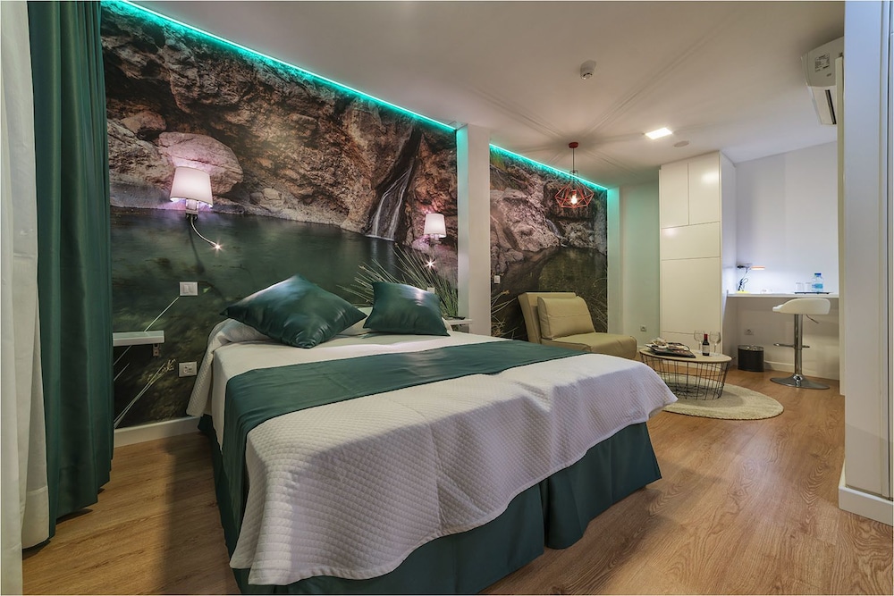 Studio Suite, 1 Queen Bed with Sofa bed thumbnail 6