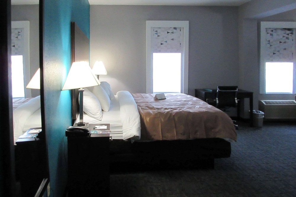 Deluxe Suite, 1 King Bed, Accessible, Non Smoking photo 1