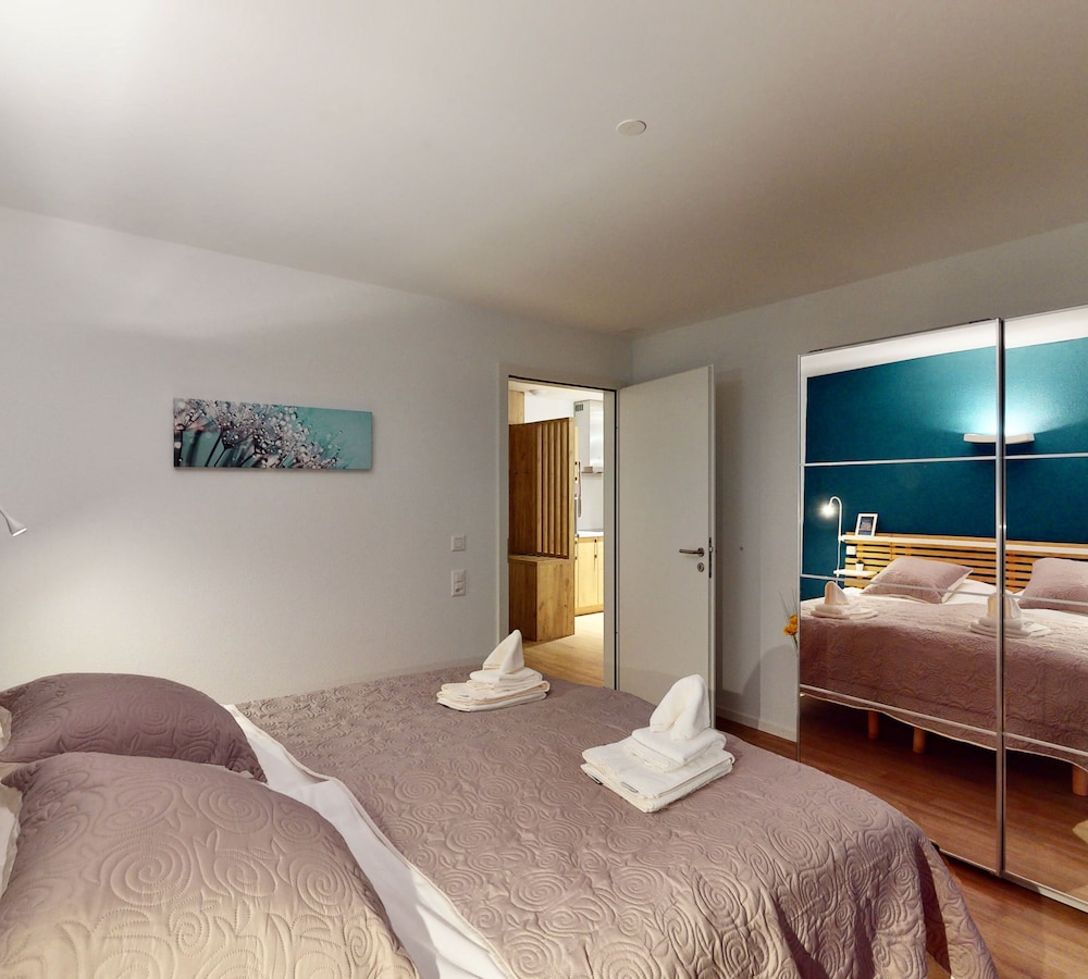Standard Apartment, 1 Queen Bed, Accessible, Garden View photo 2