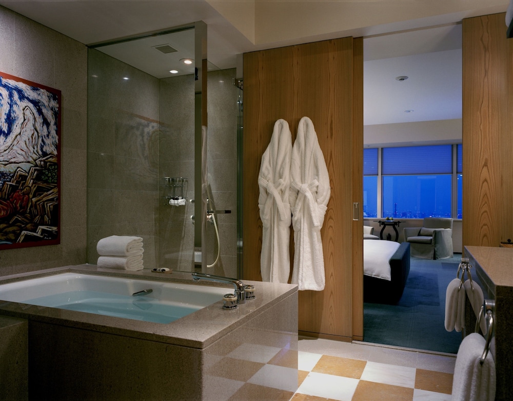 Deluxe Room, 1 King Bed - Photo 10