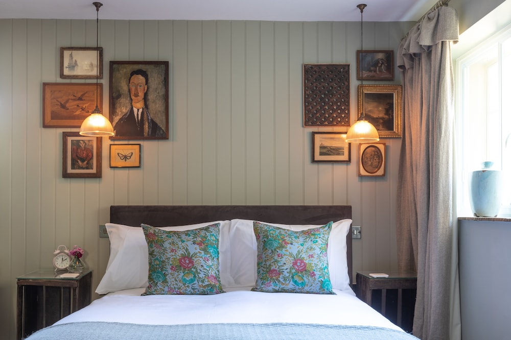 Classic Room, 1 King Bed photo 1