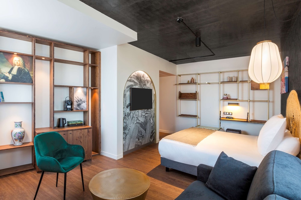 Family Room, 1 Queen Bed, Non Smoking (Larger Room;with Sofabed) - Photo 3