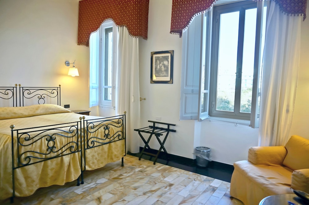 Triple Room, Park View