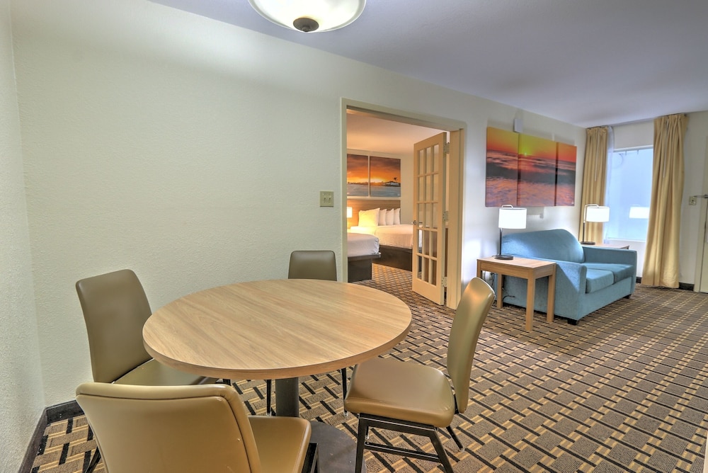 Suite - Photo 4