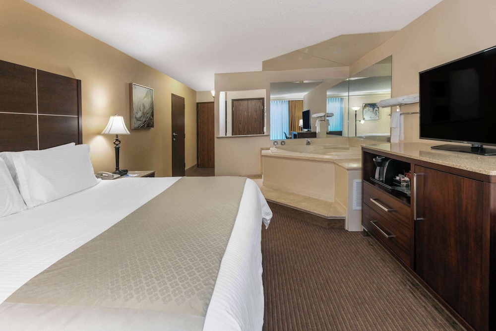 Deluxe Suite, 1 King Bed, Non Smoking - Photo 2