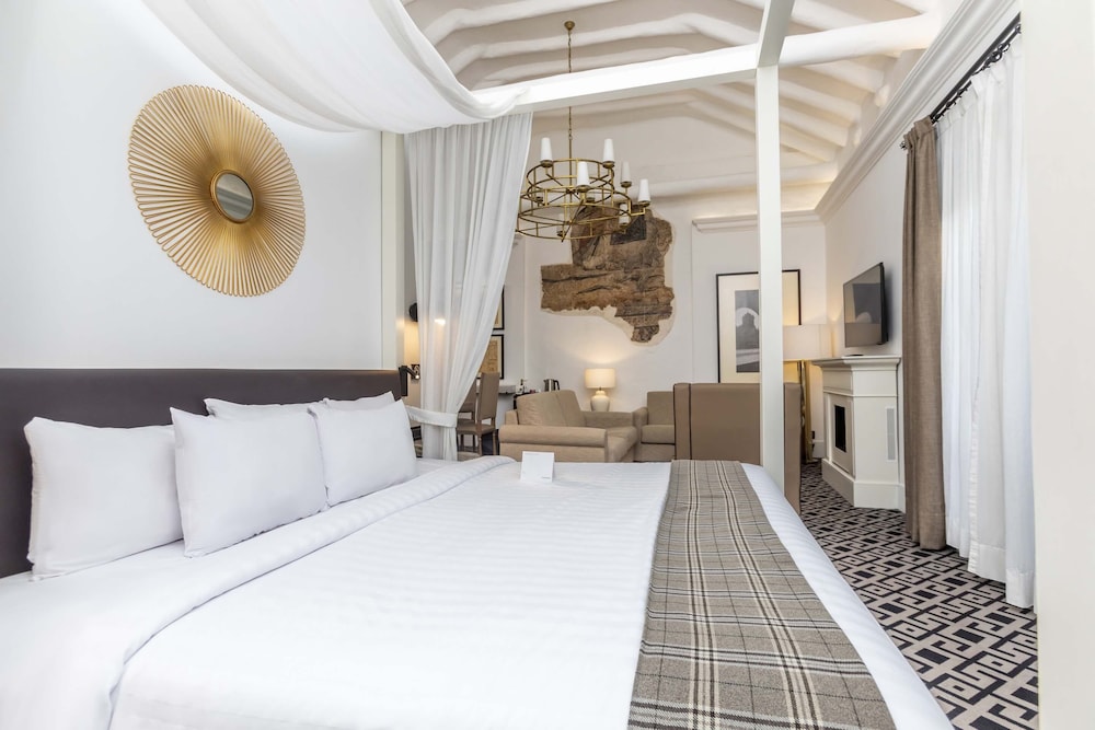Suite, 1 King Bed - Photo 2