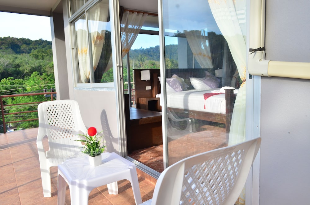 Deluxe Room with Balcony photo 2