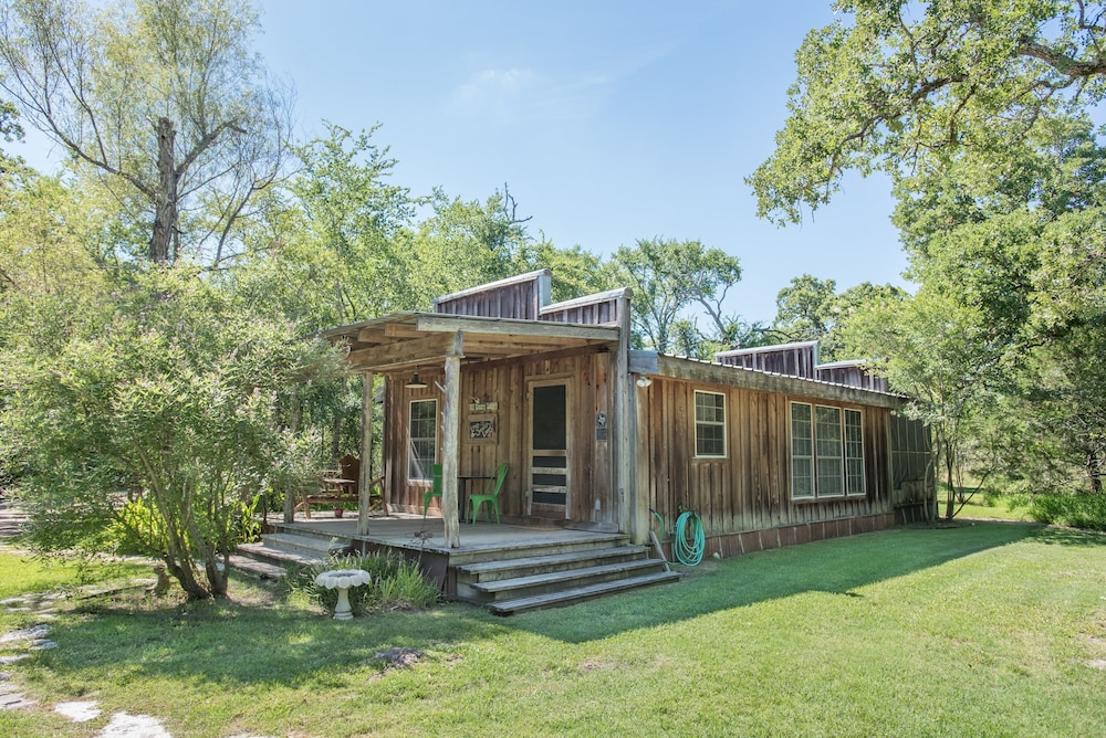 Classic Cabin, 1 Queen Bed, Jetted Tub (Hill County Lodge) photo 3