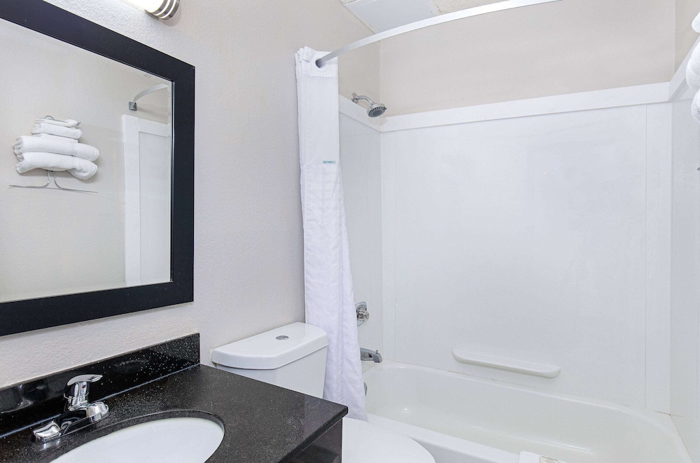 Room, 1 Queen Bed, Accessible - Photo 8