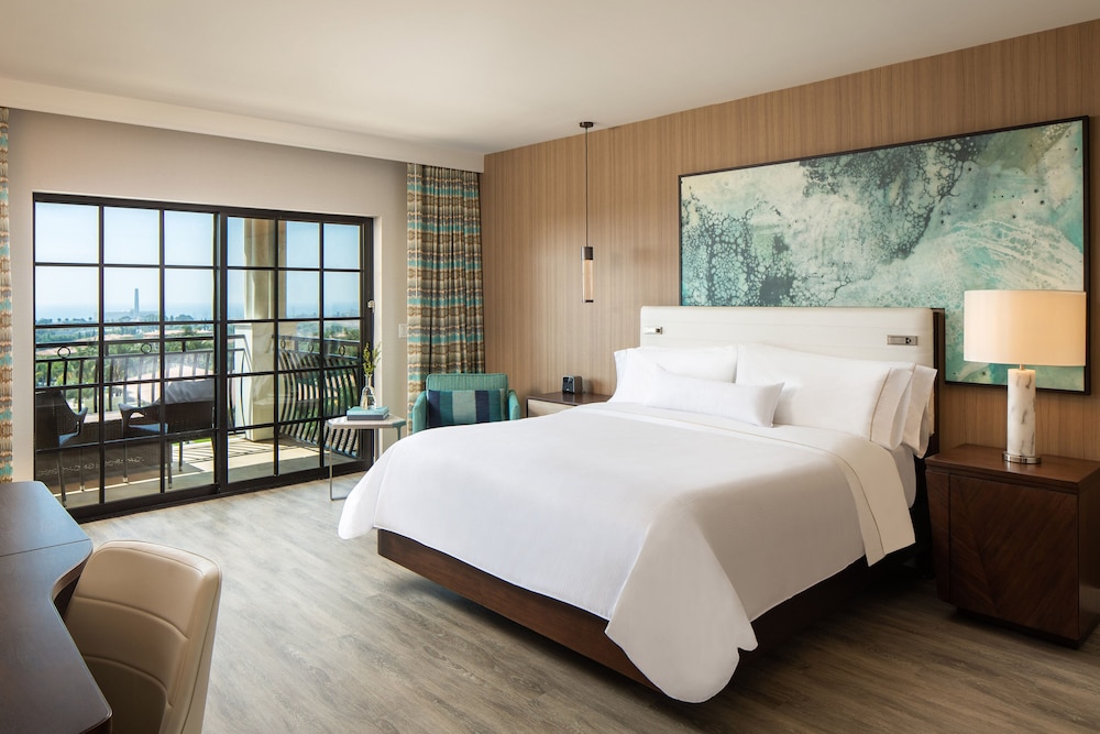 Traditional Room, 1 King Bed, Balcony (Mobility Accessible, Roll-In Shower) photo 1