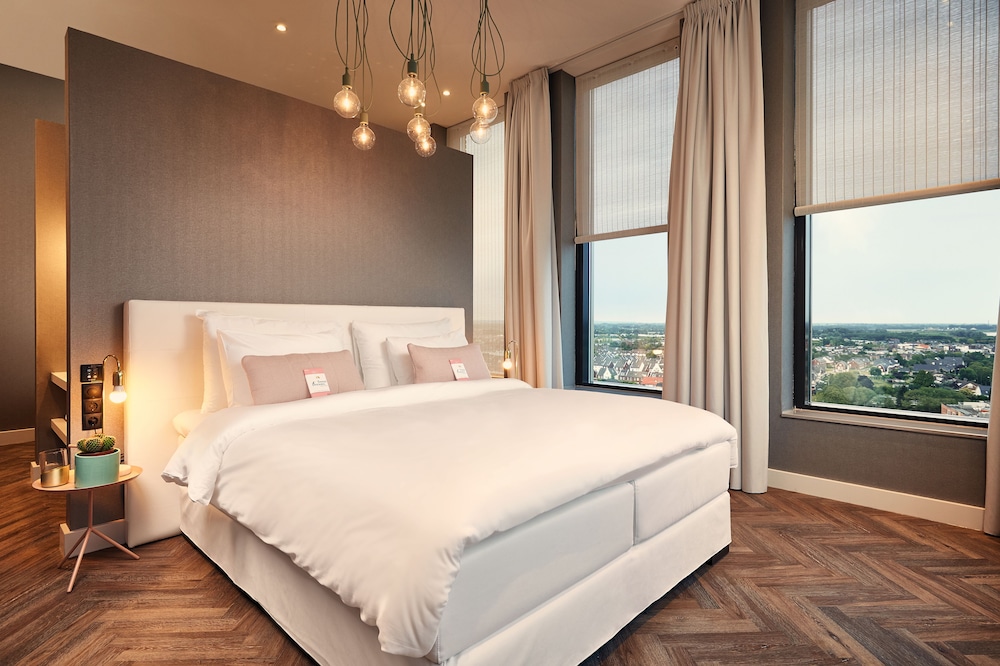 Luxury Suite, 1 Bedroom, Hot Tub, City View photo 1