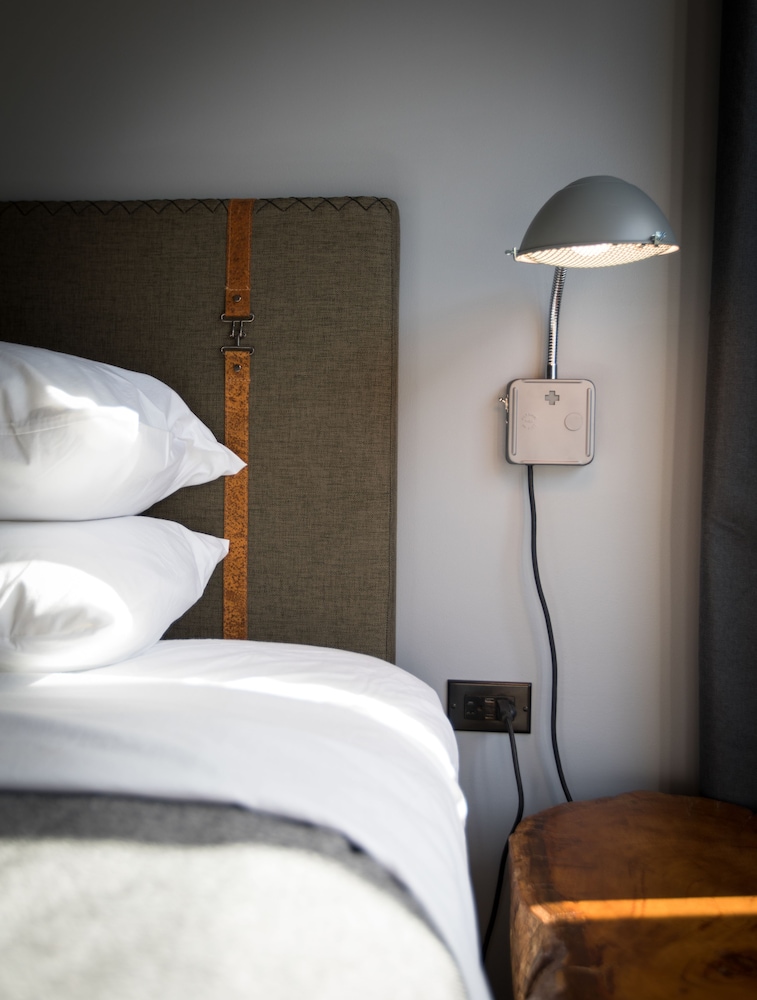Room, 1 King Bed (Mobility/Hearing Access, Roll-In Shwr) photo 1