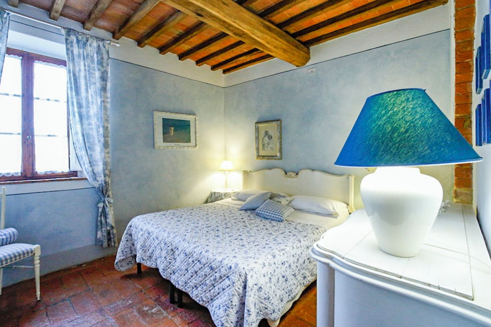 Family Apartment, 2 Bedrooms, 2 Bathrooms, Mountainside (Francigena Loggia Apartment Shared)