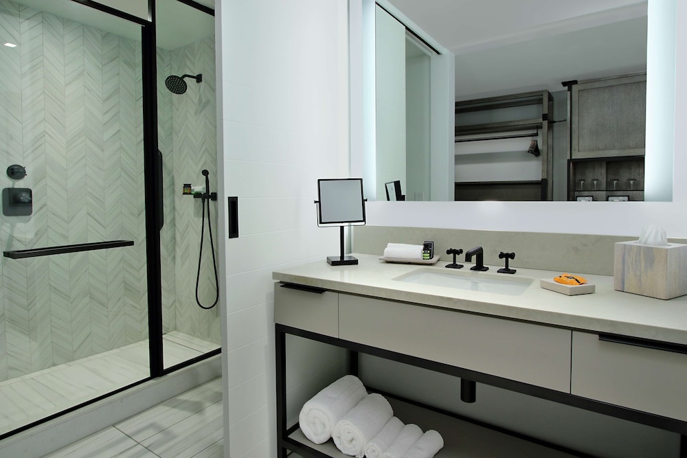 Deluxe Room, 1 King Bed, Accessible, Corner (Hearing) - Photo 4