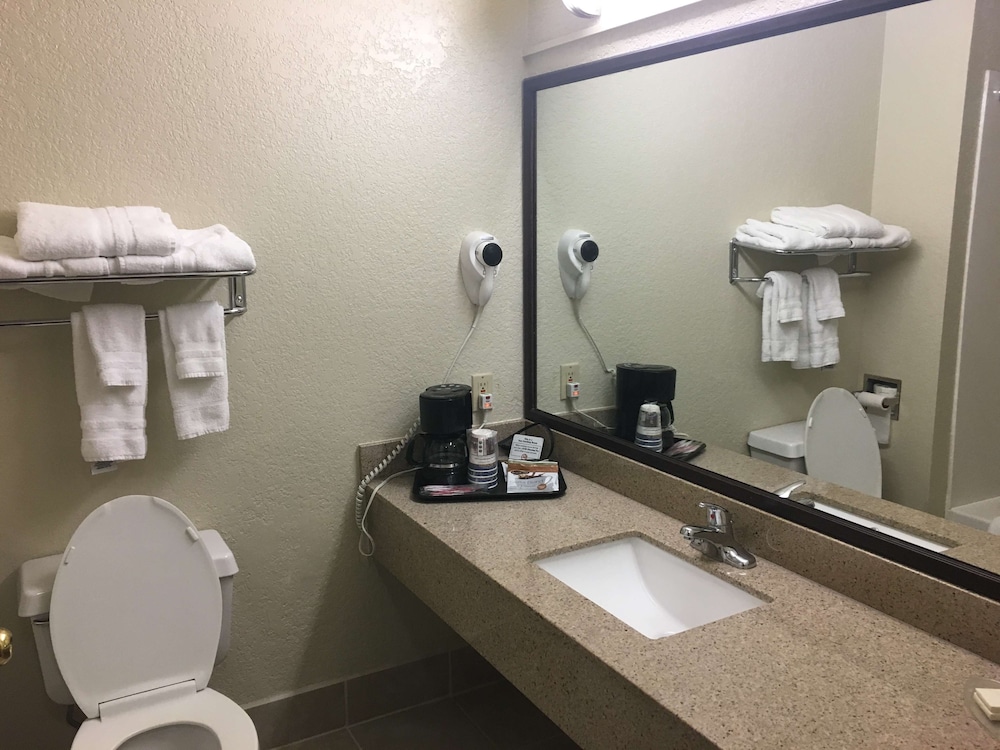 Standard Room, 2 Queen Beds, Non Smoking, Refrigerator & Microwave - Photo 4