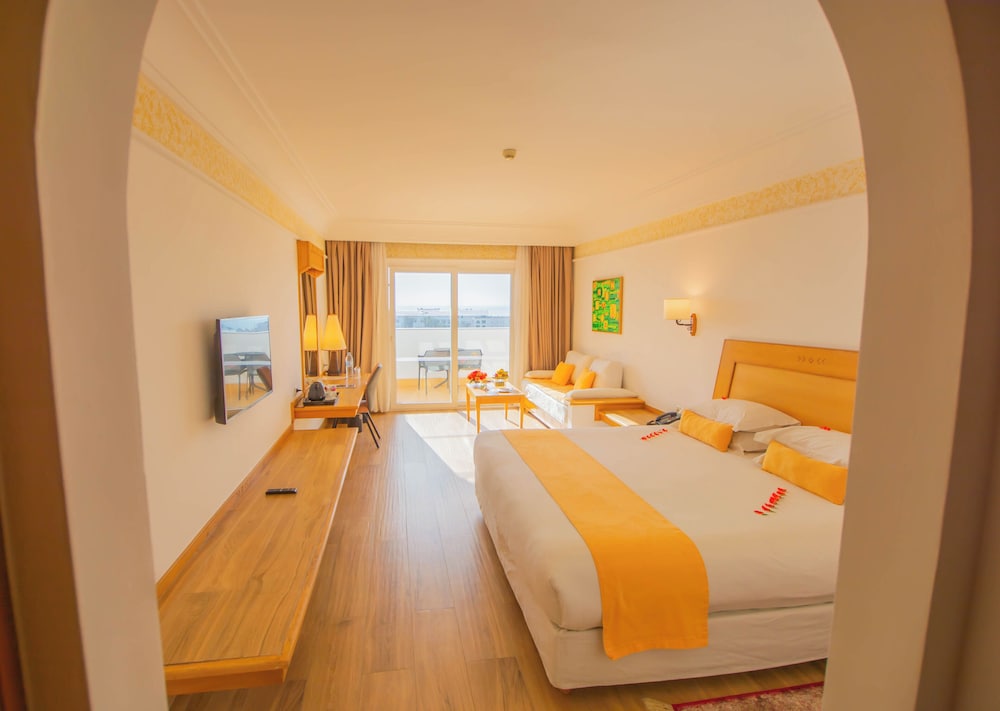 Luxury Twin Room, Pool View - Photo 5