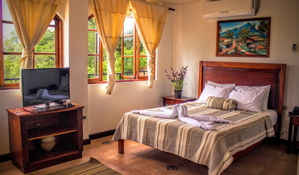Basic Single Room, 1 Queen Bed photo 3