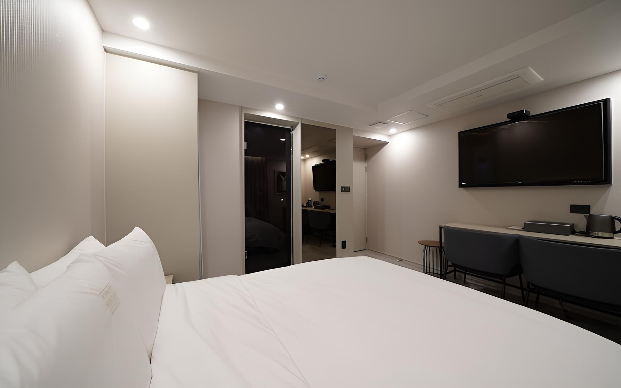 Room (Deluxe (Styler Bathtub OTT Breakfast)) - Photo 2