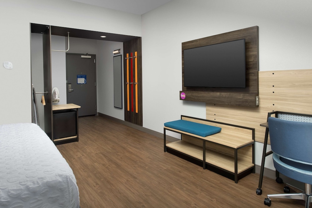Standard Room, 1 King Bed, Accessible, Bathtub