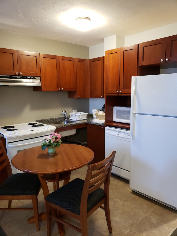 Superior Room, 1 Queen Bed, Kitchen photo 2
